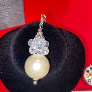 Unique pearl/rhinestones/silver pendant w/ closure